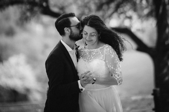 Extrem Offenblendiges Foto vom Brautpaar in der Natur. Canon EOS R und Sigma 105mm 1.4 Art, Servo-Modus mit Aufgen-AF auf die Braut bei Blende 1.4