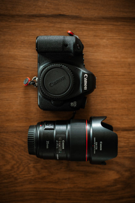Ein Canon Kamera und eine Festbrennweite