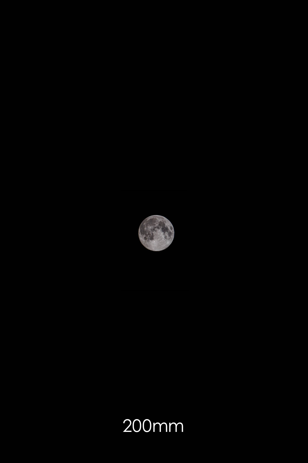 Mond mit 200mm Brennweite fotografiert