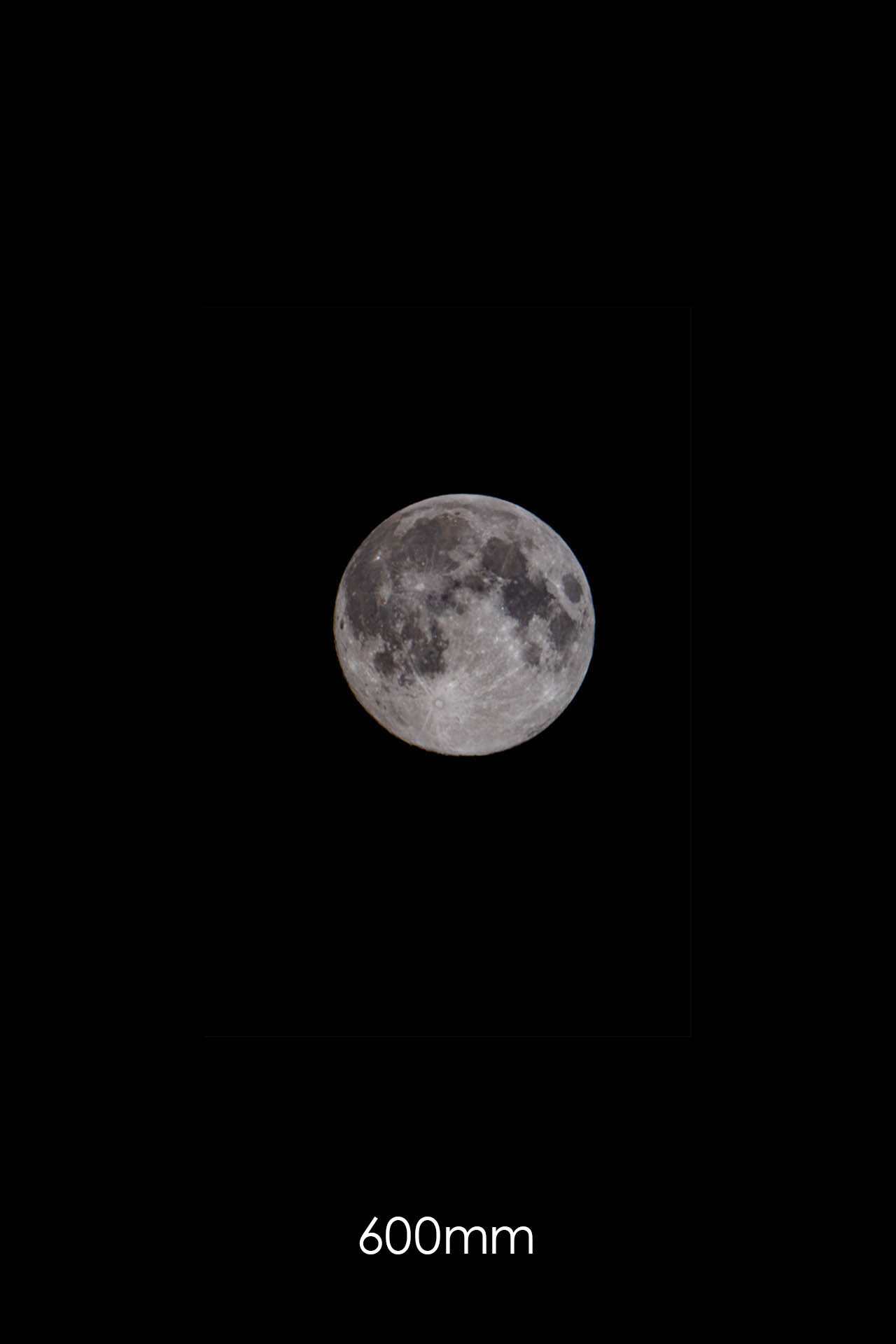 Mond mit 600mm Brennweite fotografiert