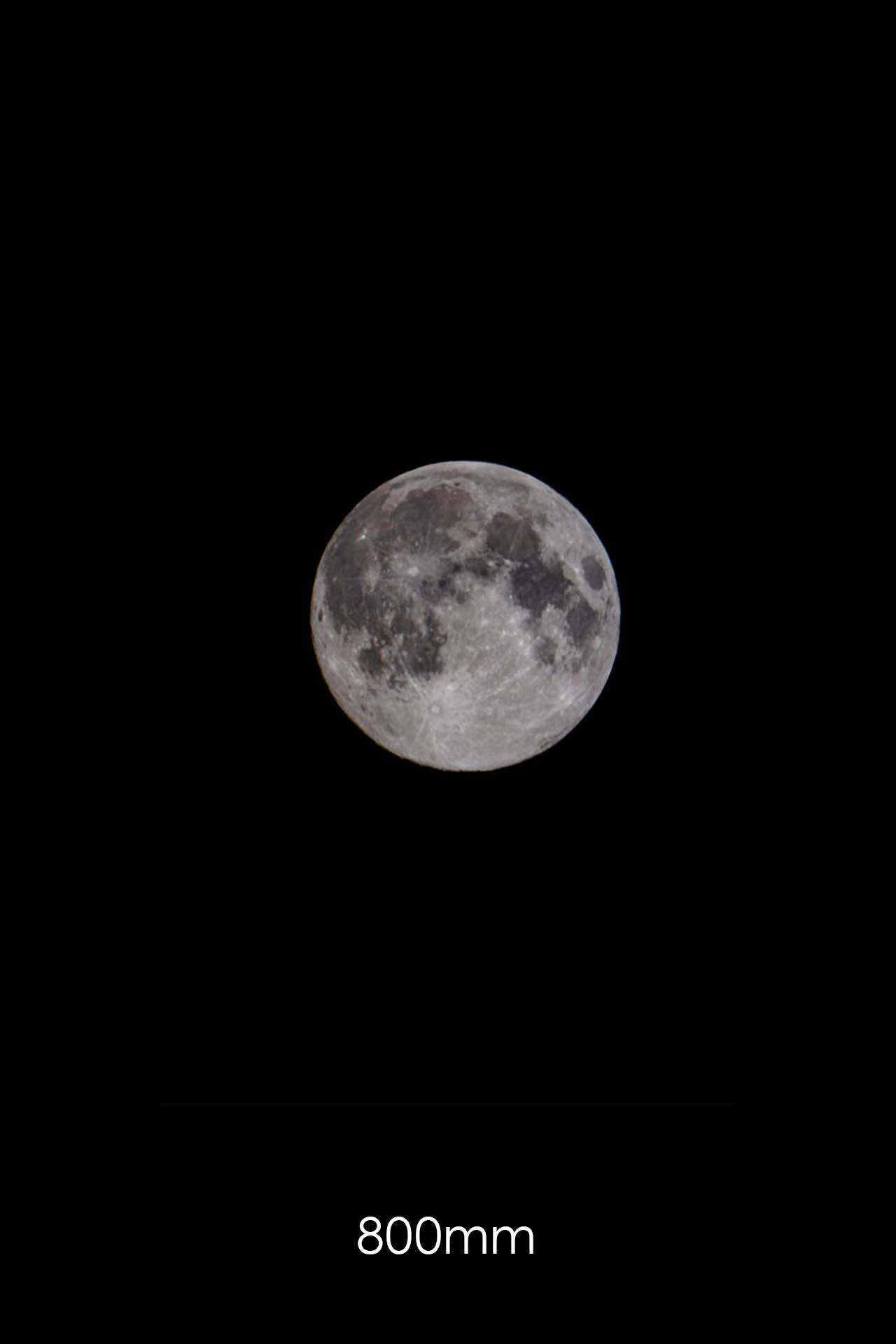 Mond mit 800mm Brennweite fotografiert