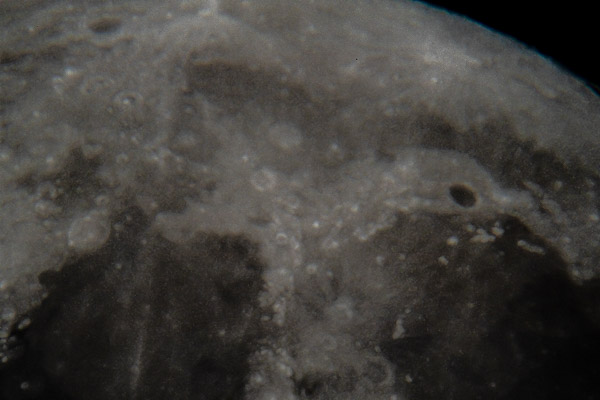 Mond durch das Teleskop fotografieren