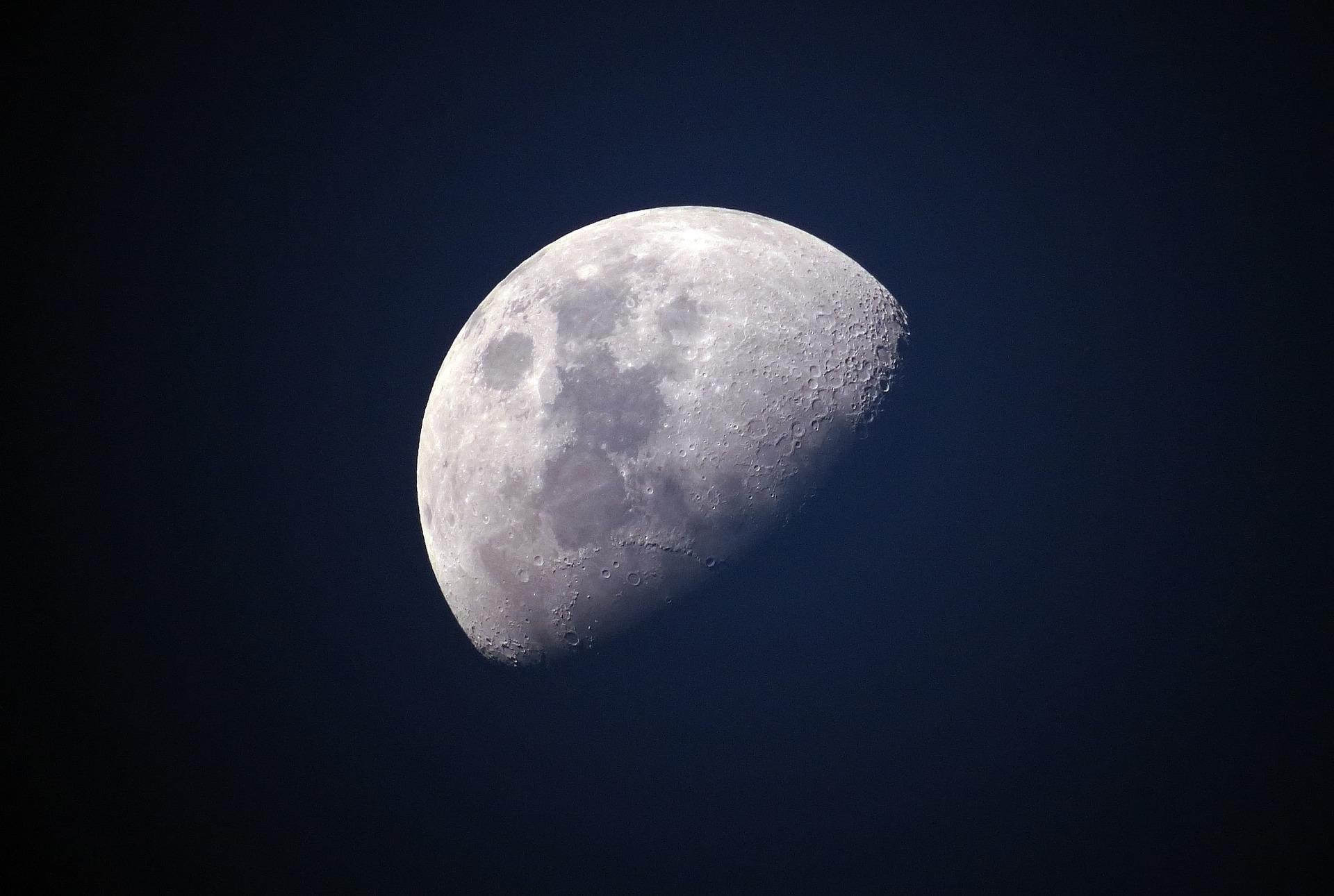 Mond fotografieren - mittels Teleobjektiv, "holt" man den Mond ganz nah heran