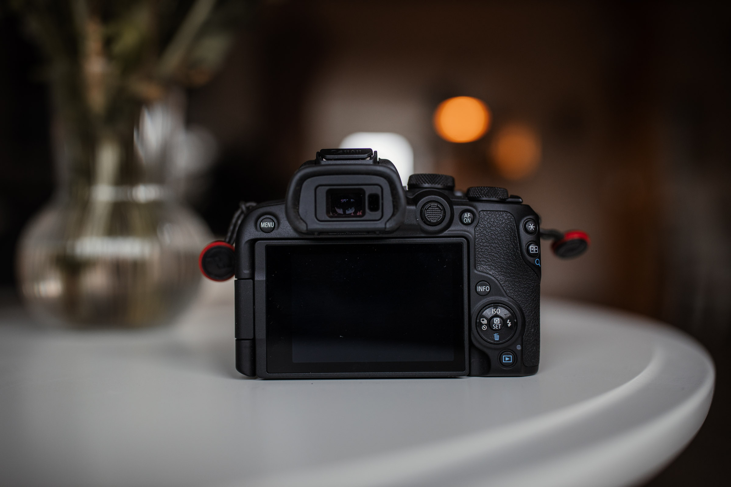 Fotografieren lernen: Das Foto zeigt eine einfache Systemkamera, die sich perfekt für das Erlernen der Fotografie eignet - Die Canon EOS R10.