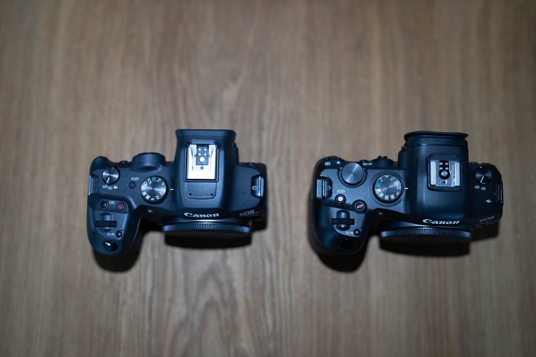 Canon EOS R7 Test: Die Canon EOS R7 (links) in der Draufsicht und Größenvergleich mit der EOS R6 (rechts).